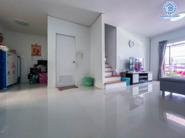 *****ทาวน์เฮ้าส์มือสองนนทบุรี ม.ไลโอ อีลิท รัตนาธิเบศร์-บางใหญ่ เนื้อที่ 18 ตร.ว. ฟังก์ชัน 3 ห้องนอน 2 ห้องน้ำ 1 ที่จอดรถ บ้านพร้อมอยู่ สภาพดี บนทำเลเดินทางสะดวก ใกล้เซ็นทรัลเวสต์เกต และรถไฟฟ้าสายสีม่วง "สถานีคลองบางไผ่" จองด่วน!